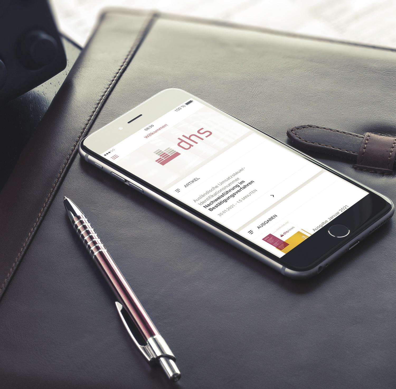 dhs APP für Service & News rund Steuer-, Wirtschafts- und Digitalisierungsthemen Smartphone Screen mit der dhs APP für Service & News rund Steuer-, Wirtschafts- und Digitalisierungsthemen